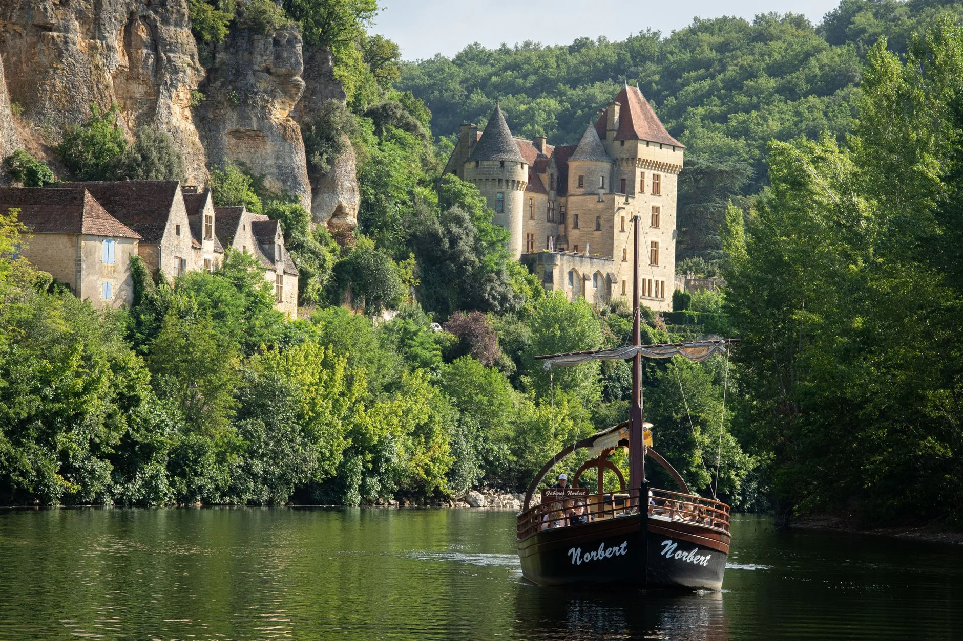 Voir les châteaux depuis la rivière