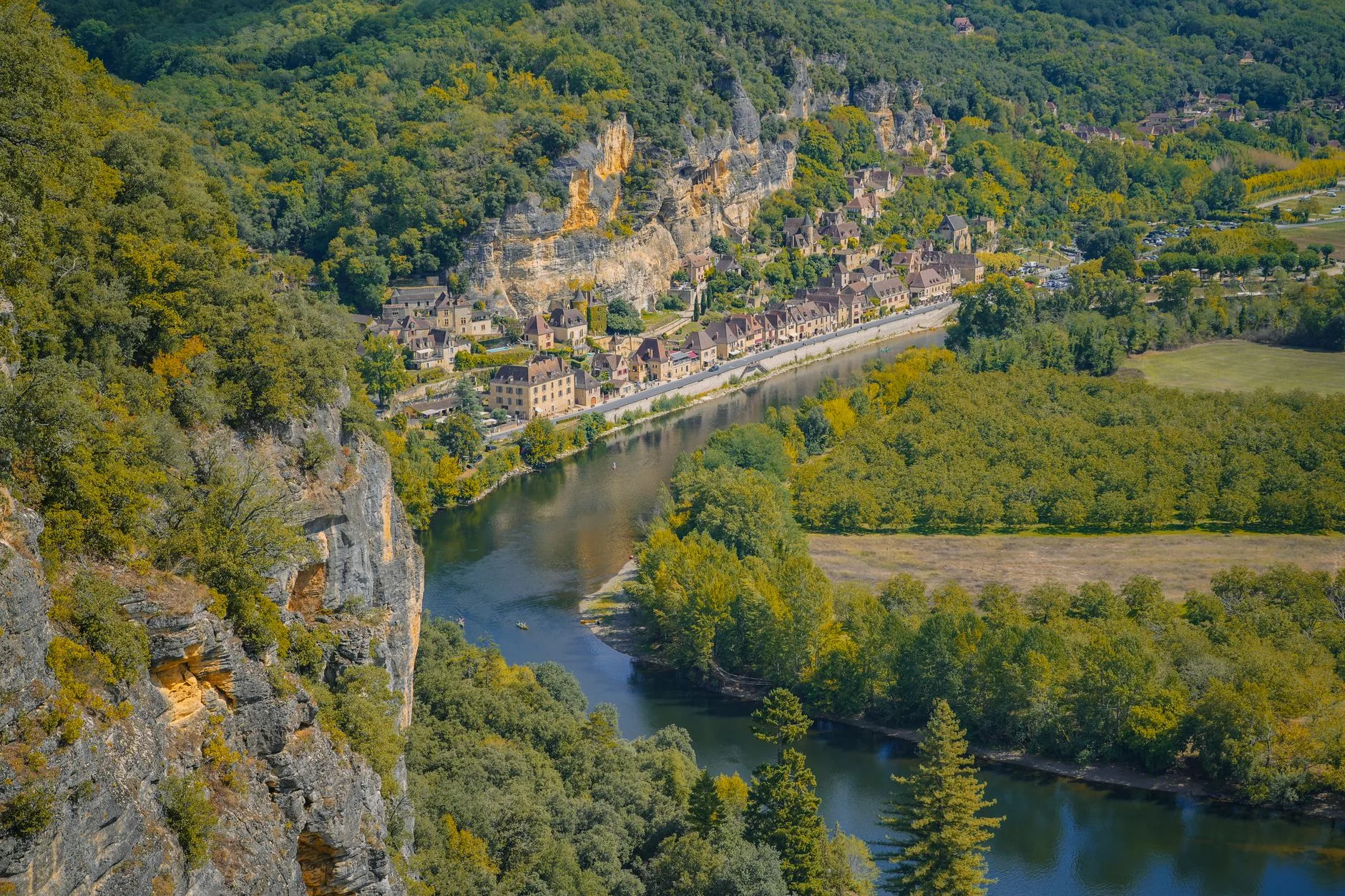 Vue sur la vallée de la Dordogne et ses routes de campagne depuis les hauteurs